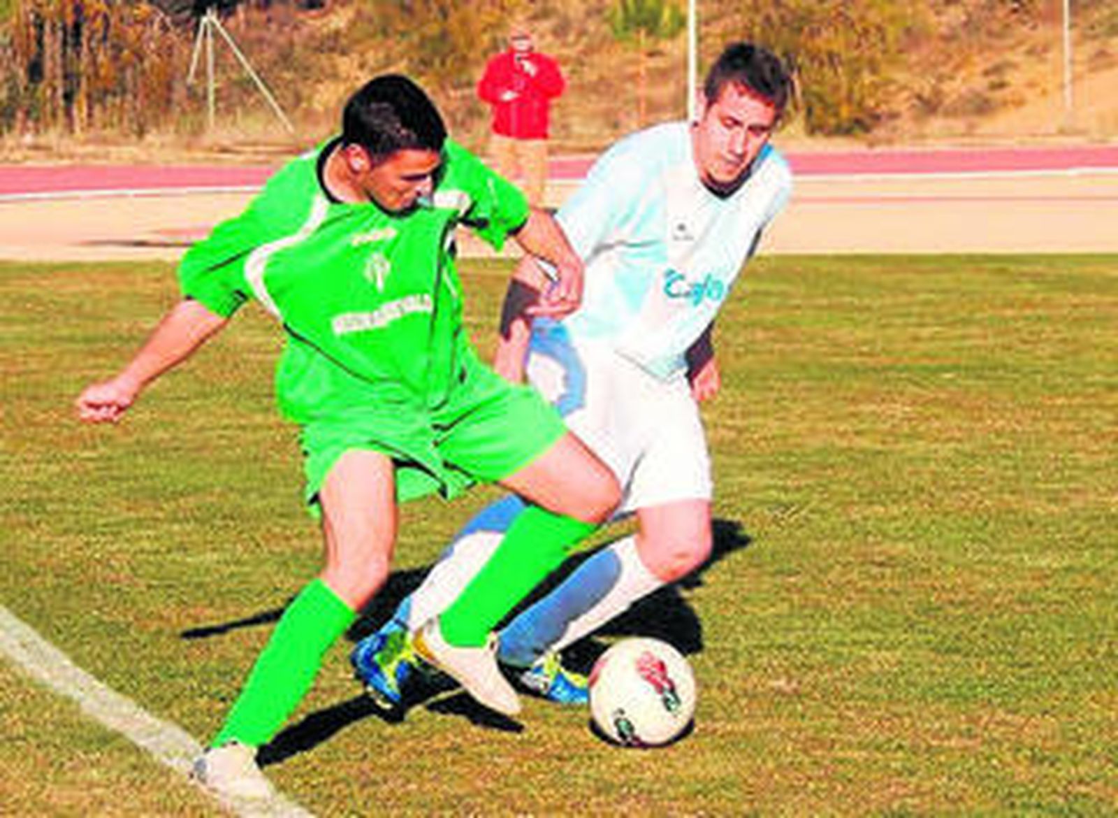 Josema y Pilili pugnan por el control del balón durante el partido.