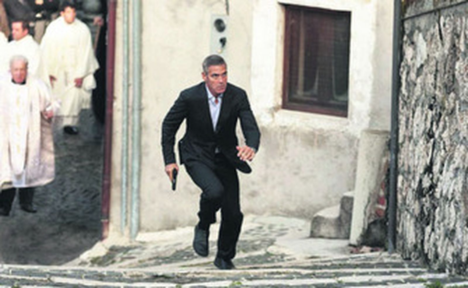 George Clooney se mete en la piel de un sicario en 'El americano'.