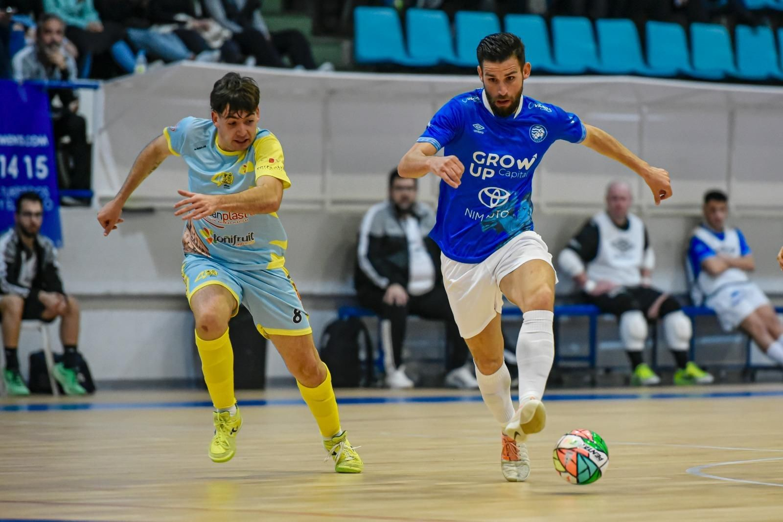 Álex Constantino conduce el balón ante un rival del Librilla.