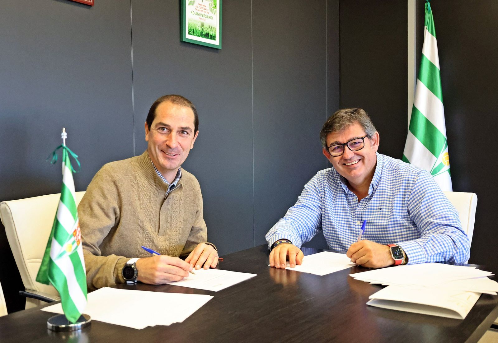 Diego Caro, firmando su renovación junto al presidente del Córdoba.