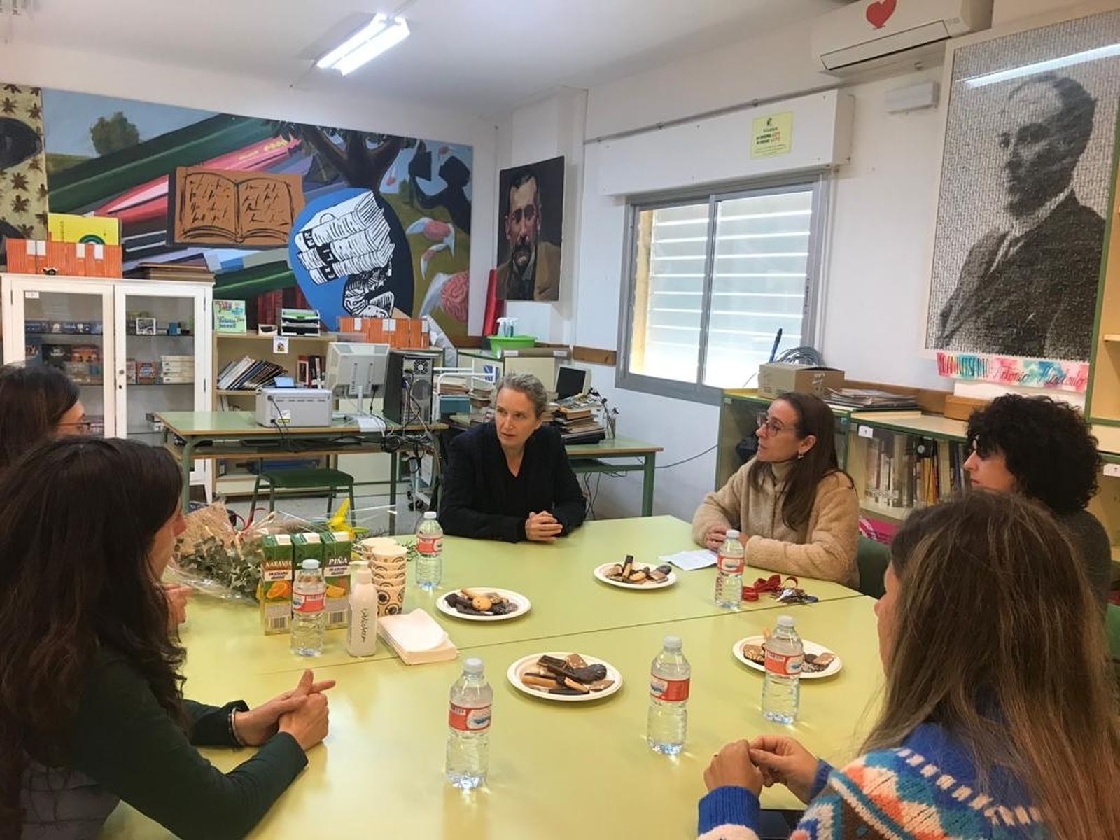 La edil de Educación durante su visita al IES Las Banderas.