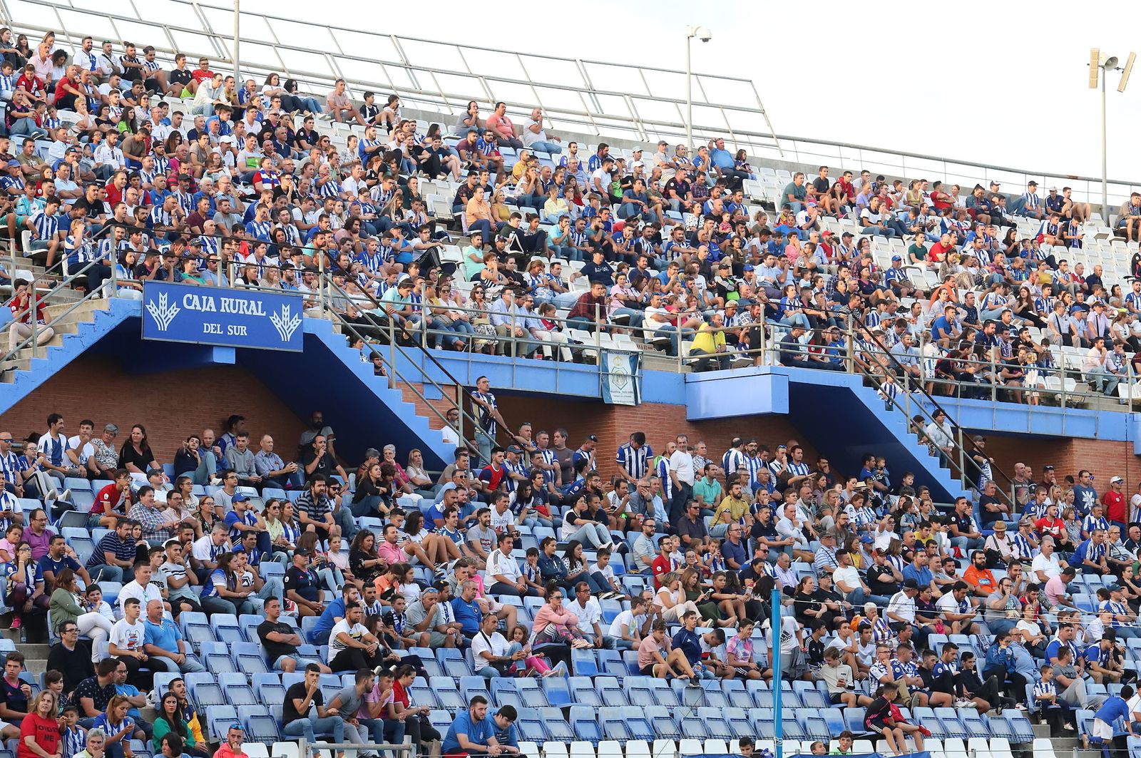 Imágenes del ambiente en el Estadio Nuevo Colombino
