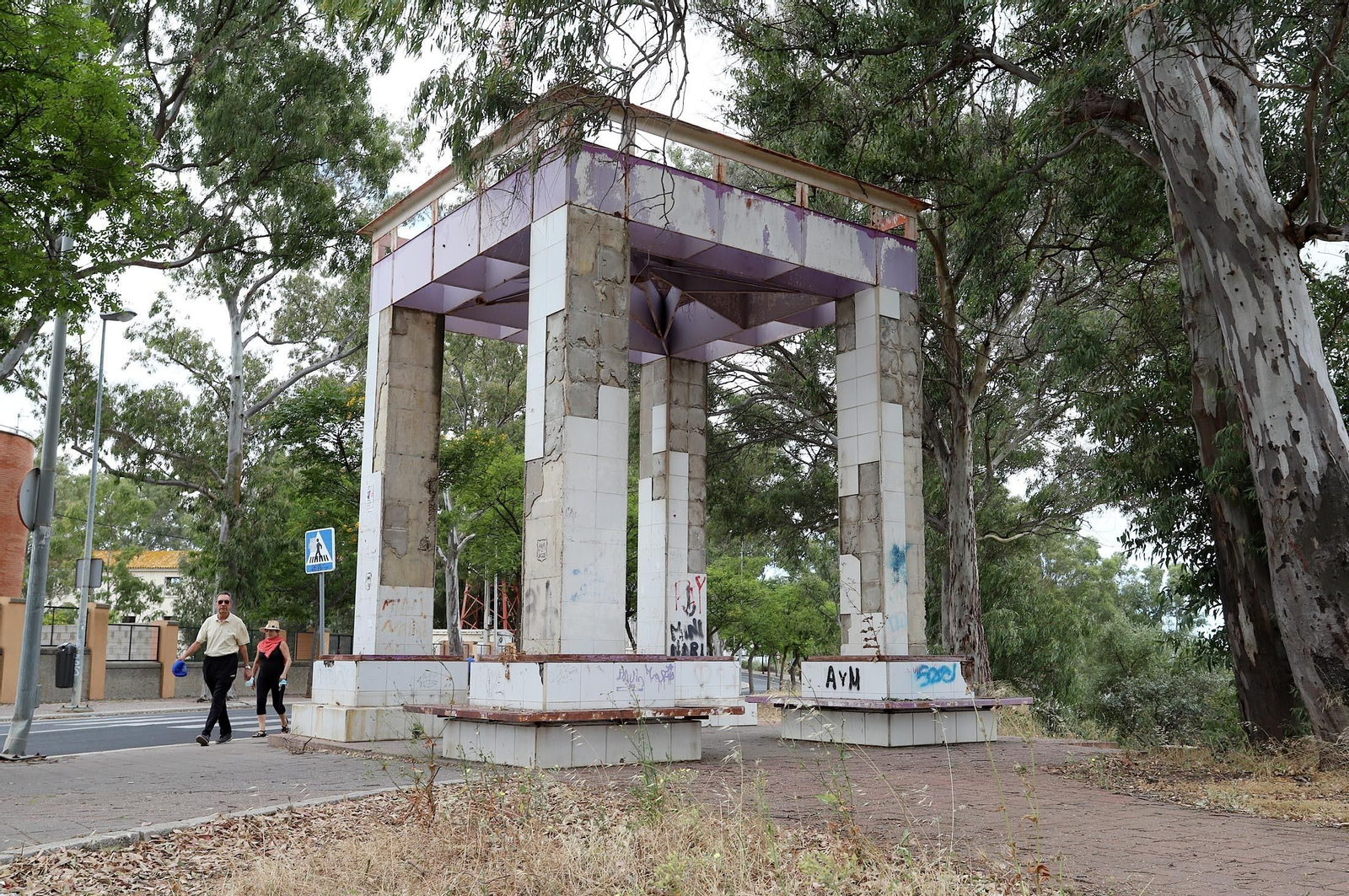 Imágenes de la suciedad, deterioro y abandono de los miradores del Conquero