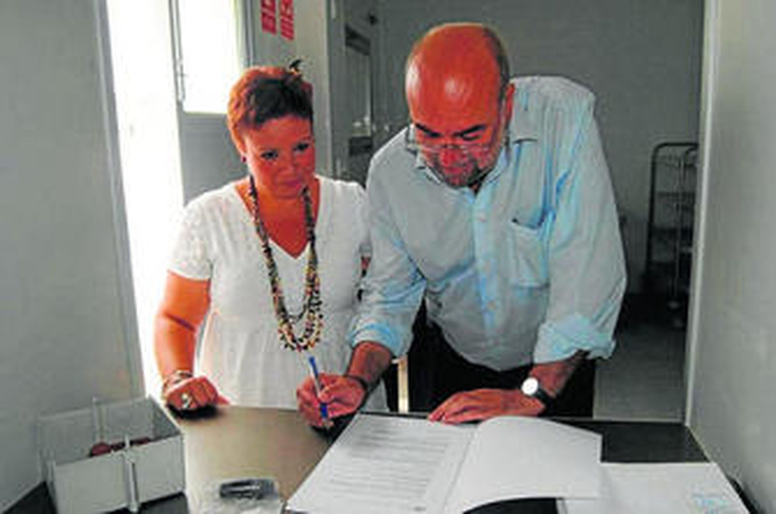 El alcalde de Conil, Antonio Roldán firma el acta de recepción de la obra en presencia de la diputada, Eva Leal.