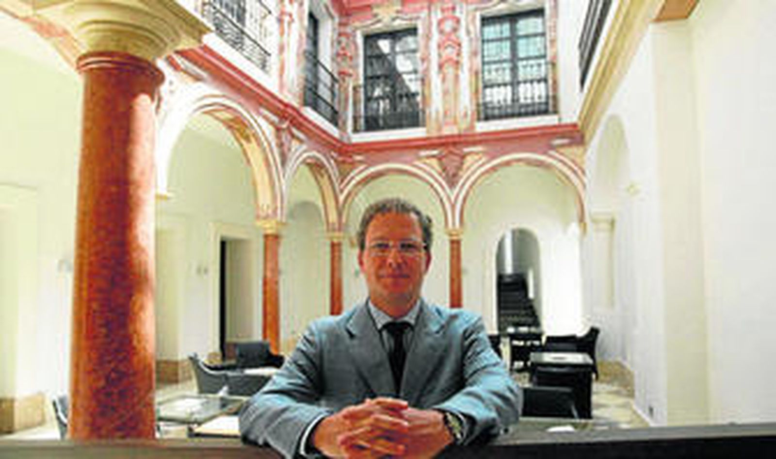 El director del Eurostar Patios de Córdoba, Miguel López, en una de las zonas comunes del hotel.