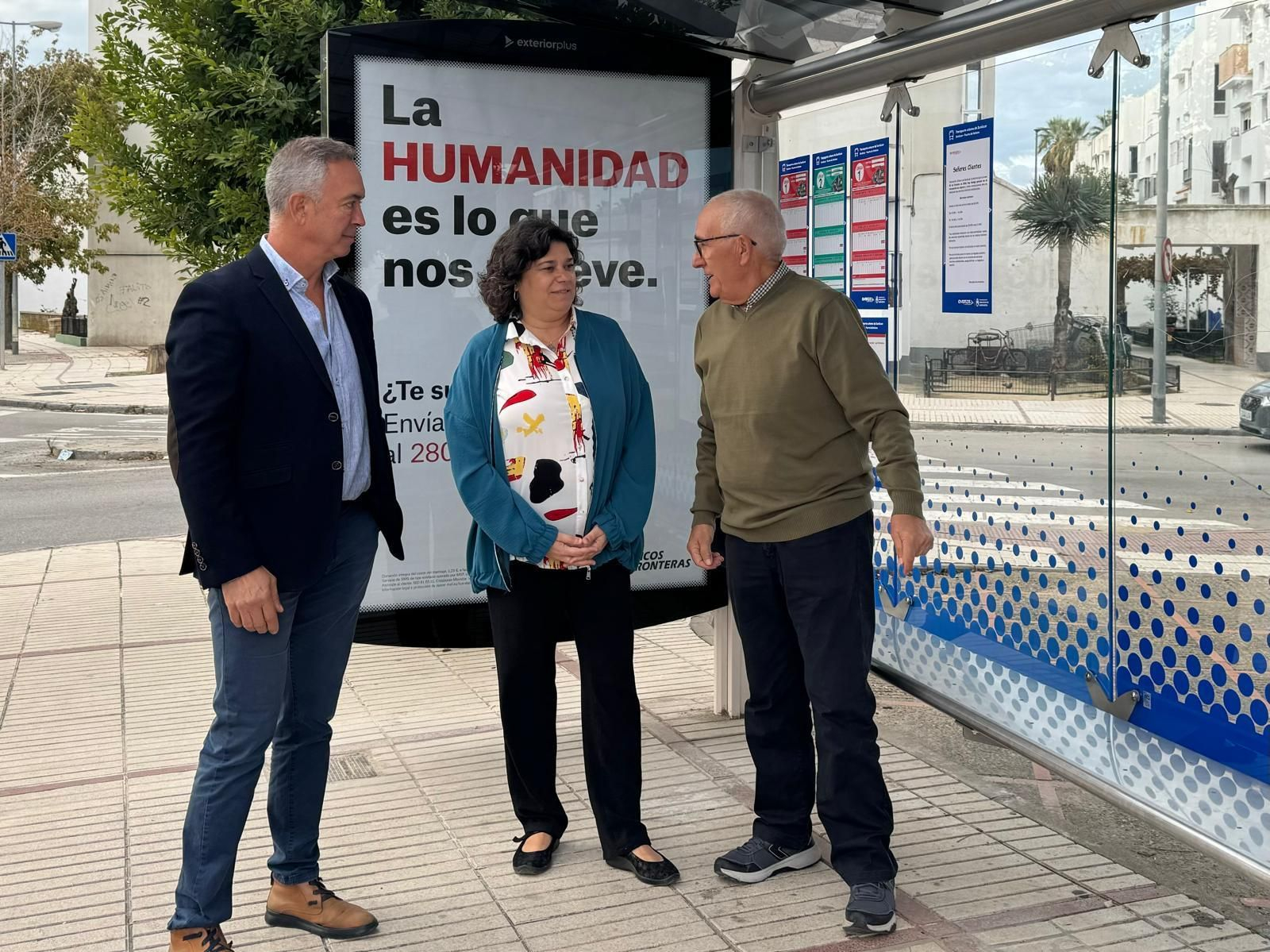 La alcaldesa de Sanlúcar en la inauguración de la nueva marquesina en la Avenida de la Constitución