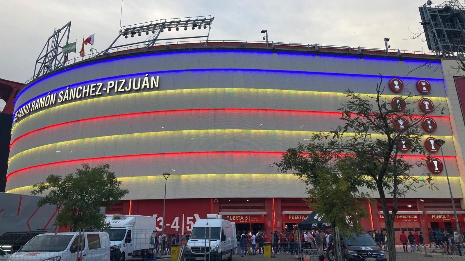 El Ramón Sánchez-Pizjuán antes del partido con los colores de Valencia.