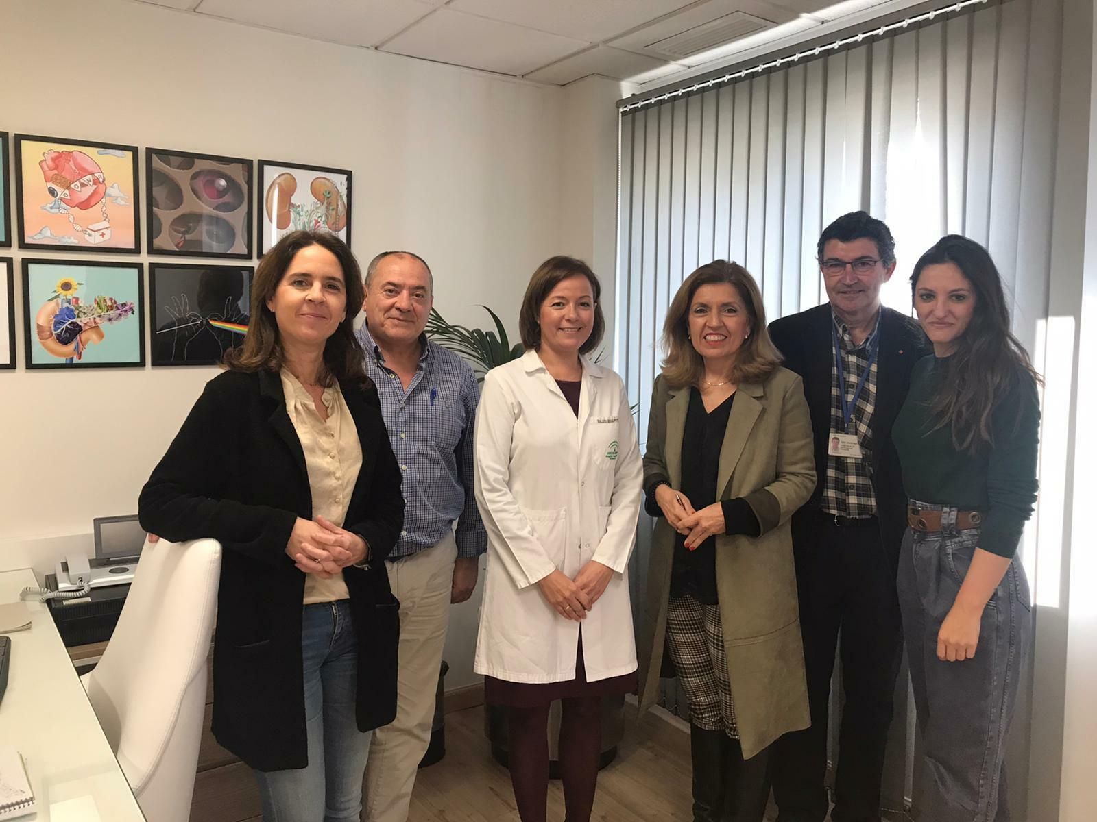 Firma del convenio entre la asociación y el Hospital.