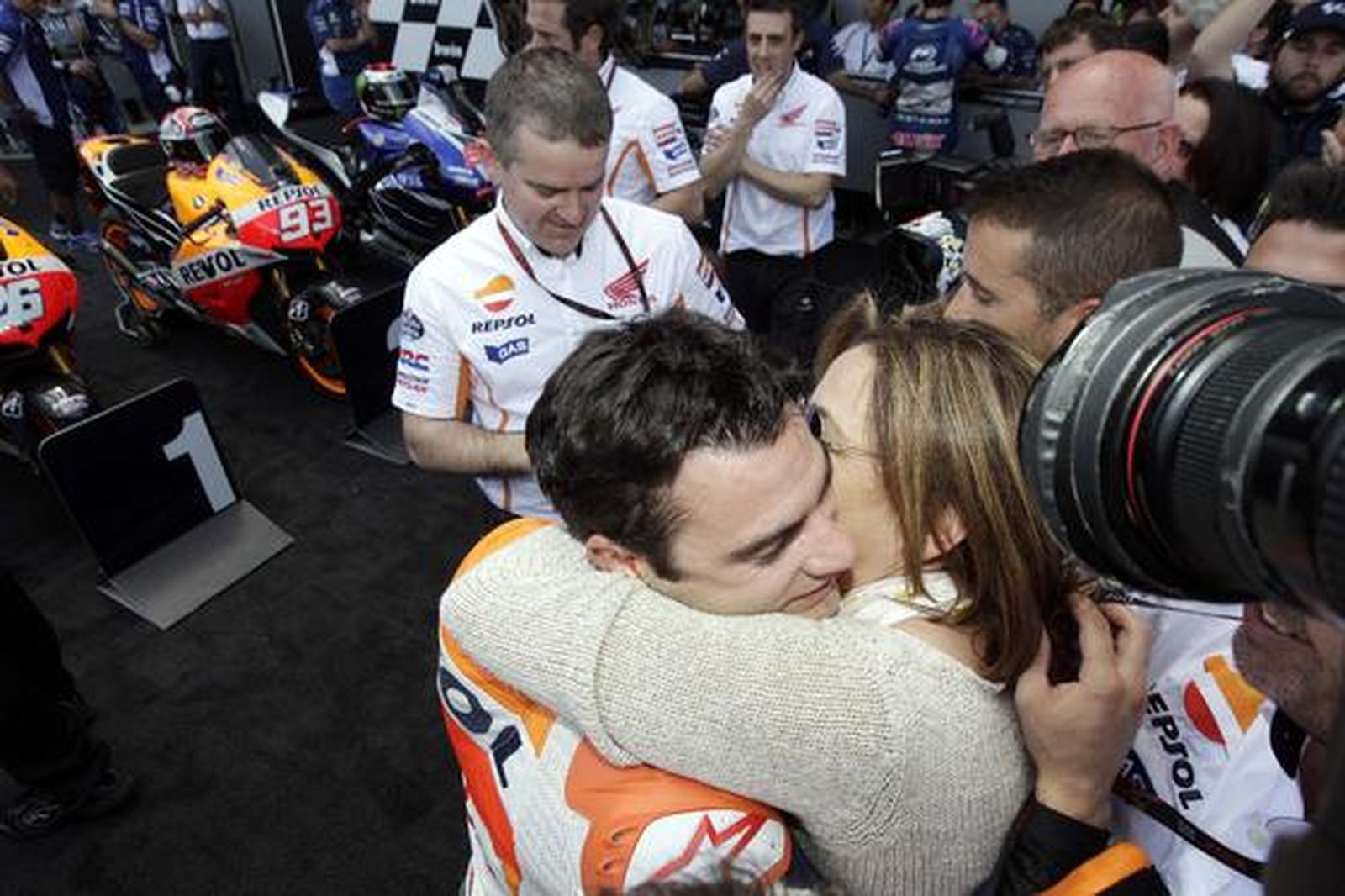 Pedrosa recibe la felicitación de su madre Basilia.

Foto: Manuel Aranda