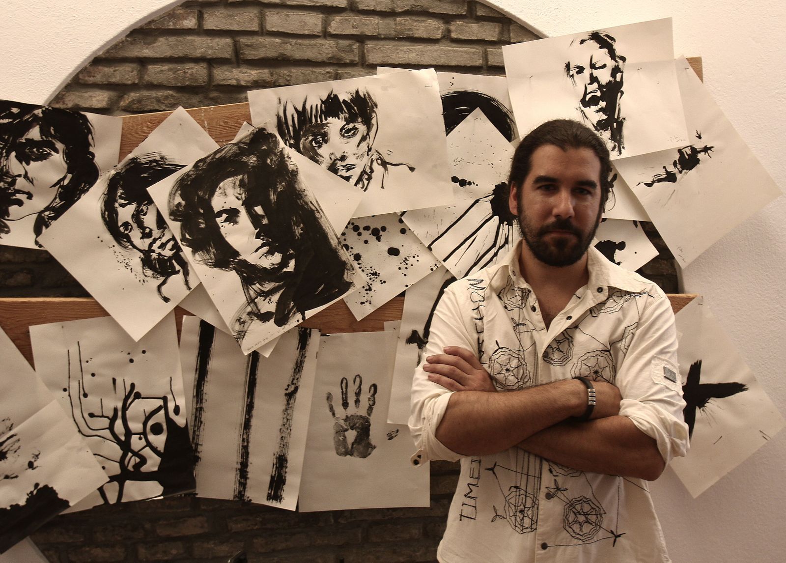 El pintor, con algunas de sus obras.