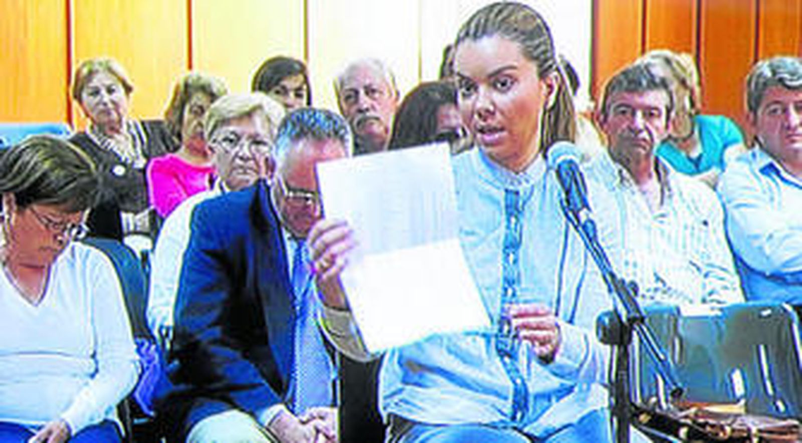 María José Campanario muestra una fotocopia de movimientos bancarios durante su declaración en el juicio de la Operación Karlos.