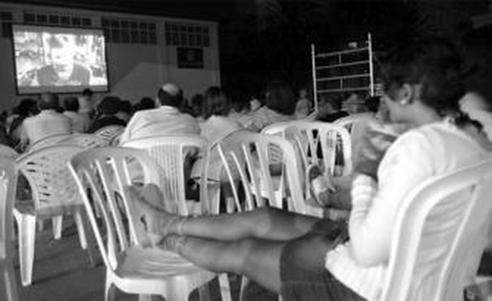 La iniciativa municipal 'Cine en Familia' congrega este verano a numeroso público en el patio del colegio San Felipe Neri.