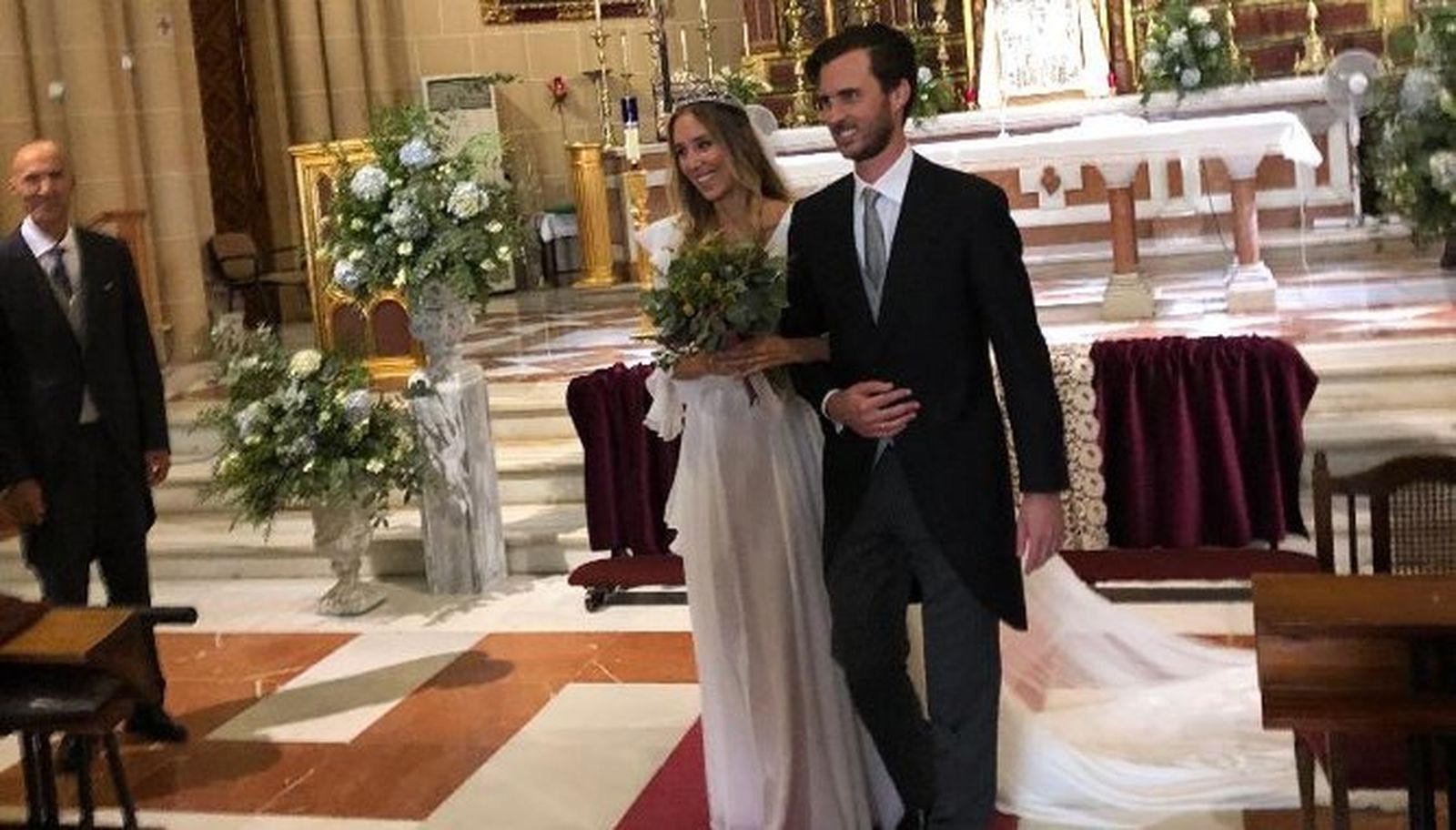 Antonio Blázquez Príes y Paloma Ruiz Blanco, tras finalizar la ceremonia religiosa, en la iglesia del Sagrado Corazón de Málaga.