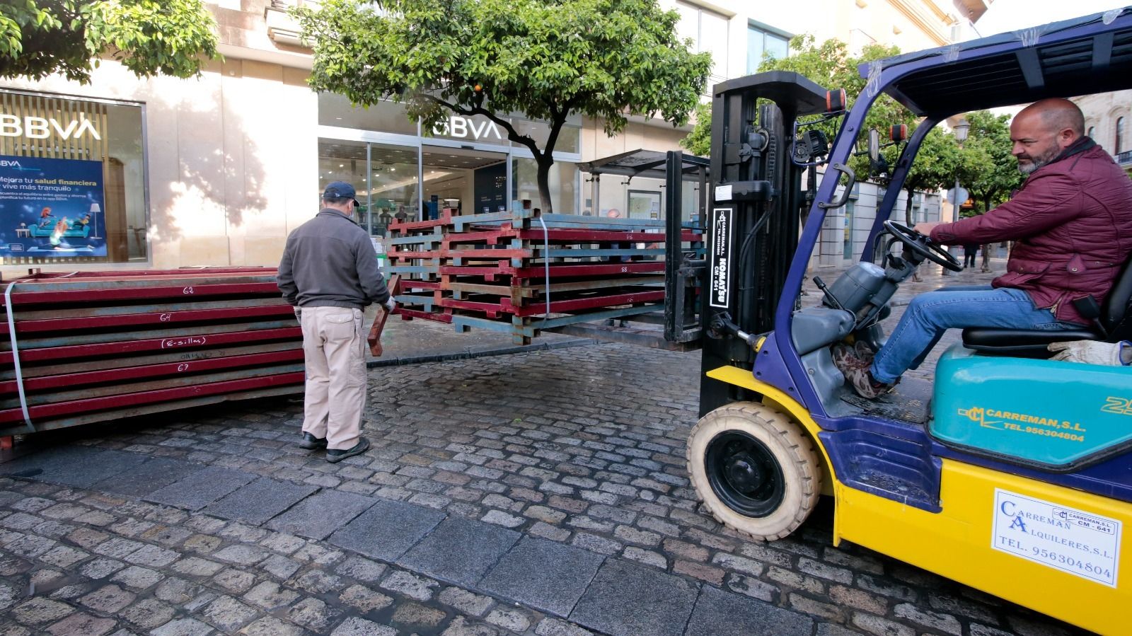 Dos operarios de Infraestructuras en la calle Larga