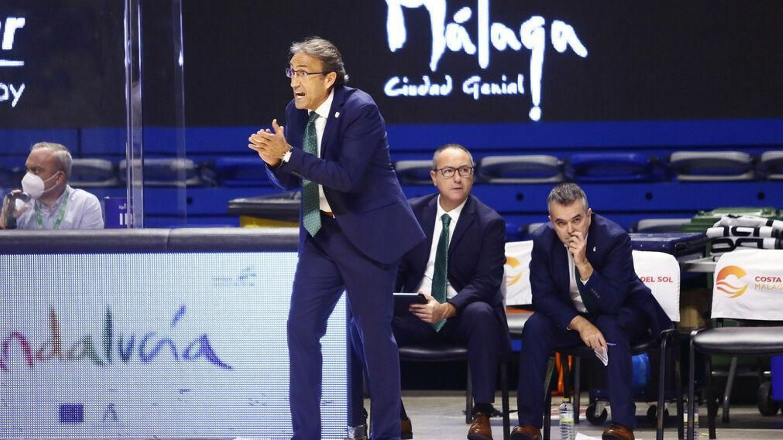 Luis Casimiro anima a sus jugadores en el último partido en el Carpena.