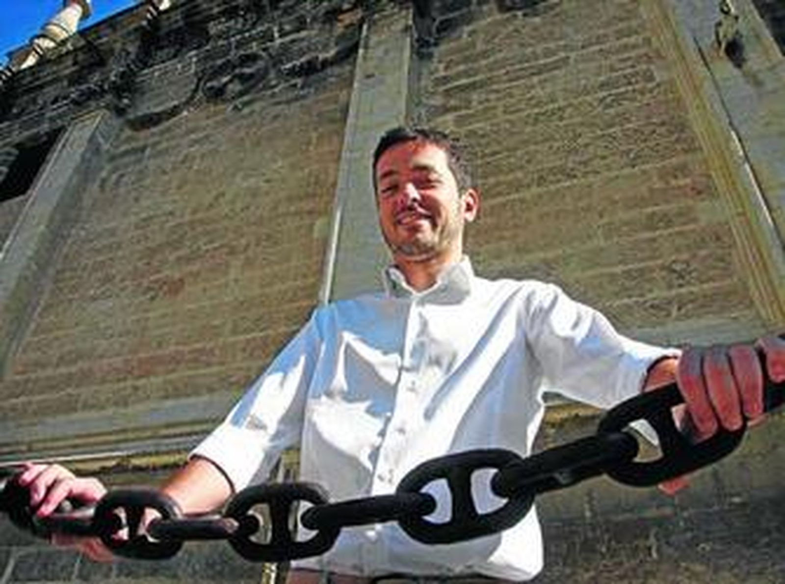 Juan Guerrero posa en la sevillana calle Alemanes, a escasos metros de la sede de Incoma.
