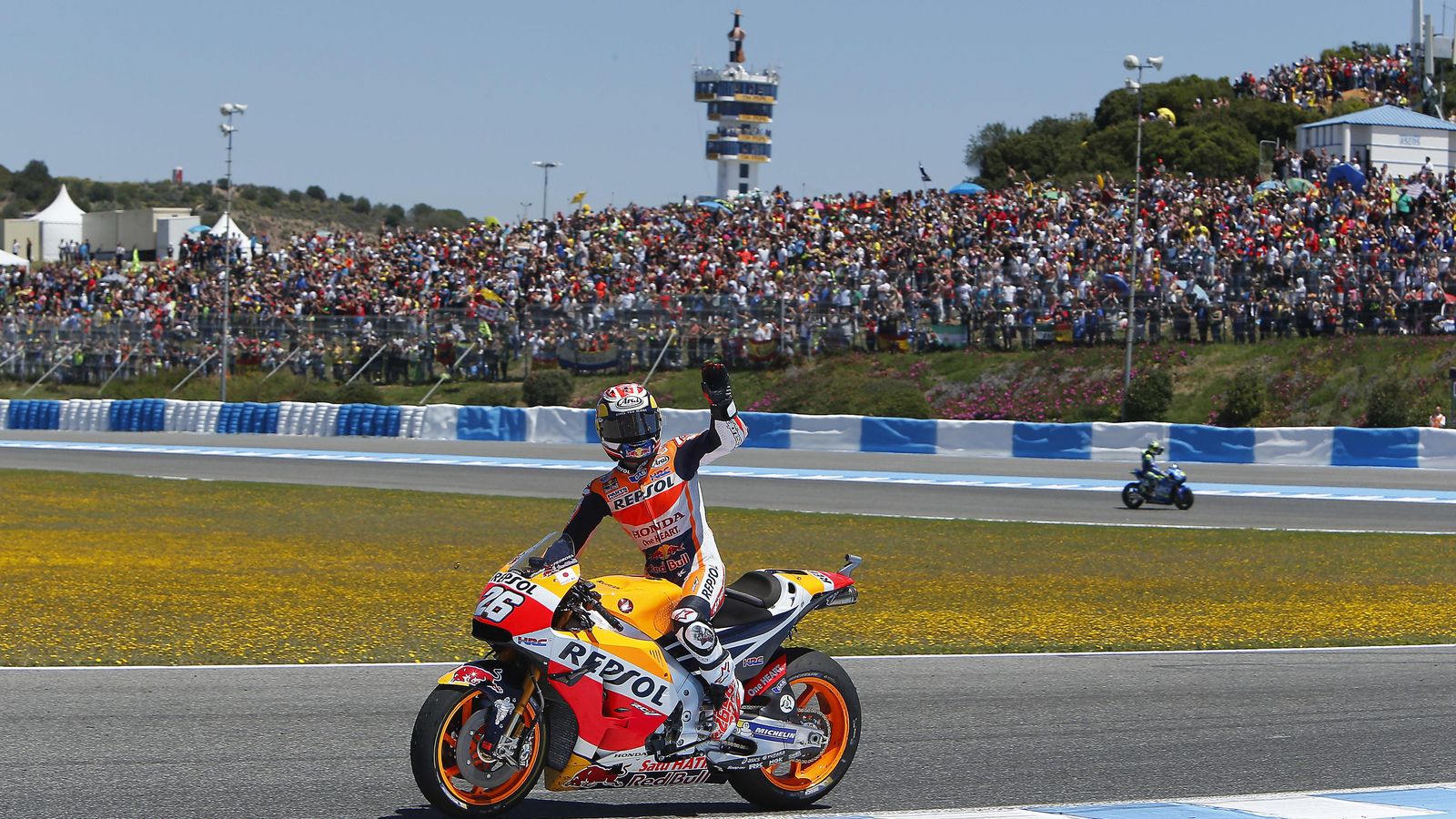 Dani Pedrosa saluda a los aficionados situados en 'pelousse' tras ganar en Jerez en 2017.