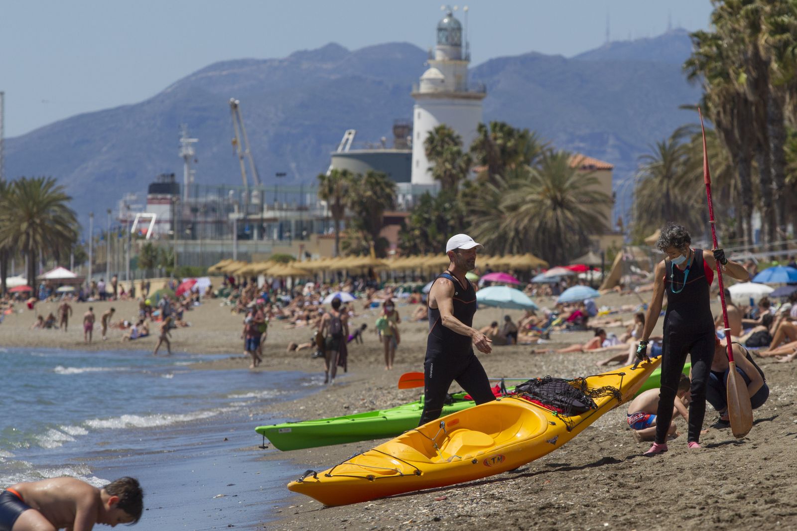 Fotos del primer domingo en las playas de Málaga tras la apertura de la movilidad