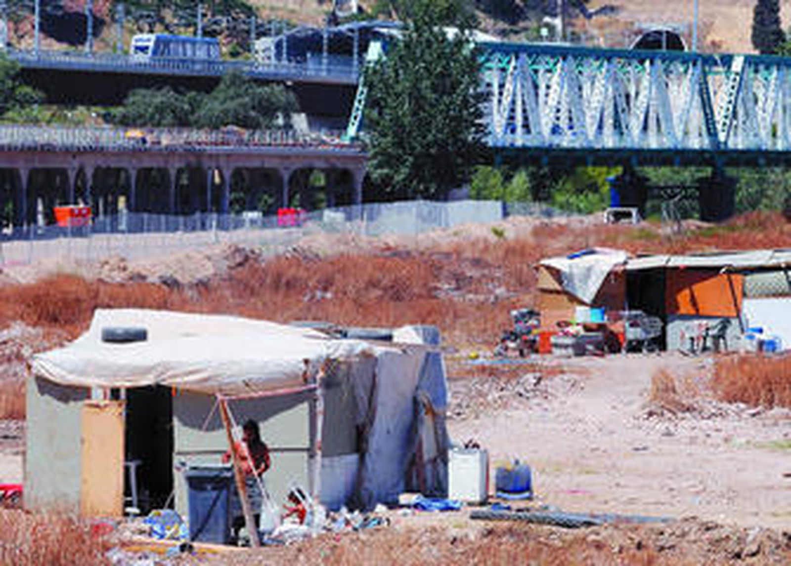 Junto al puente sólo quedan varias chabolas de las familias que residen allí desde hace más de una década.