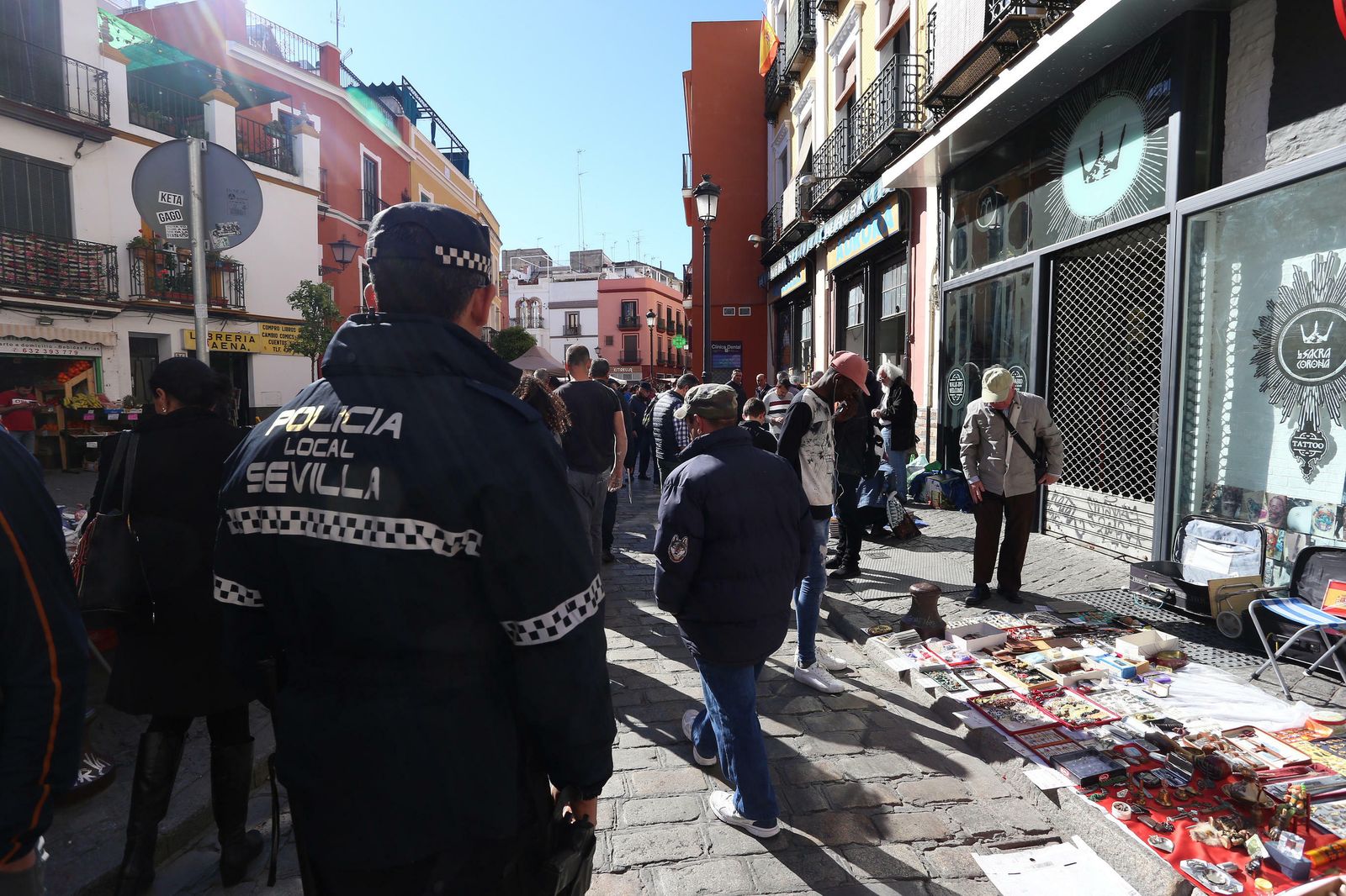 Un policía local vigila el mercadillo.