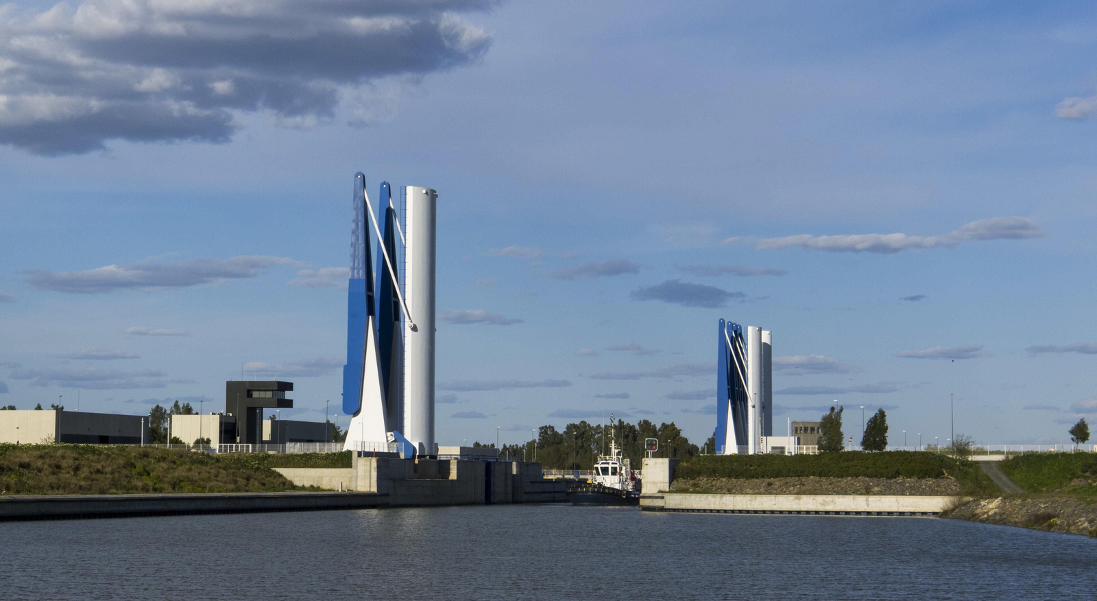 La esclusa del río, abierta para que pase un barco.