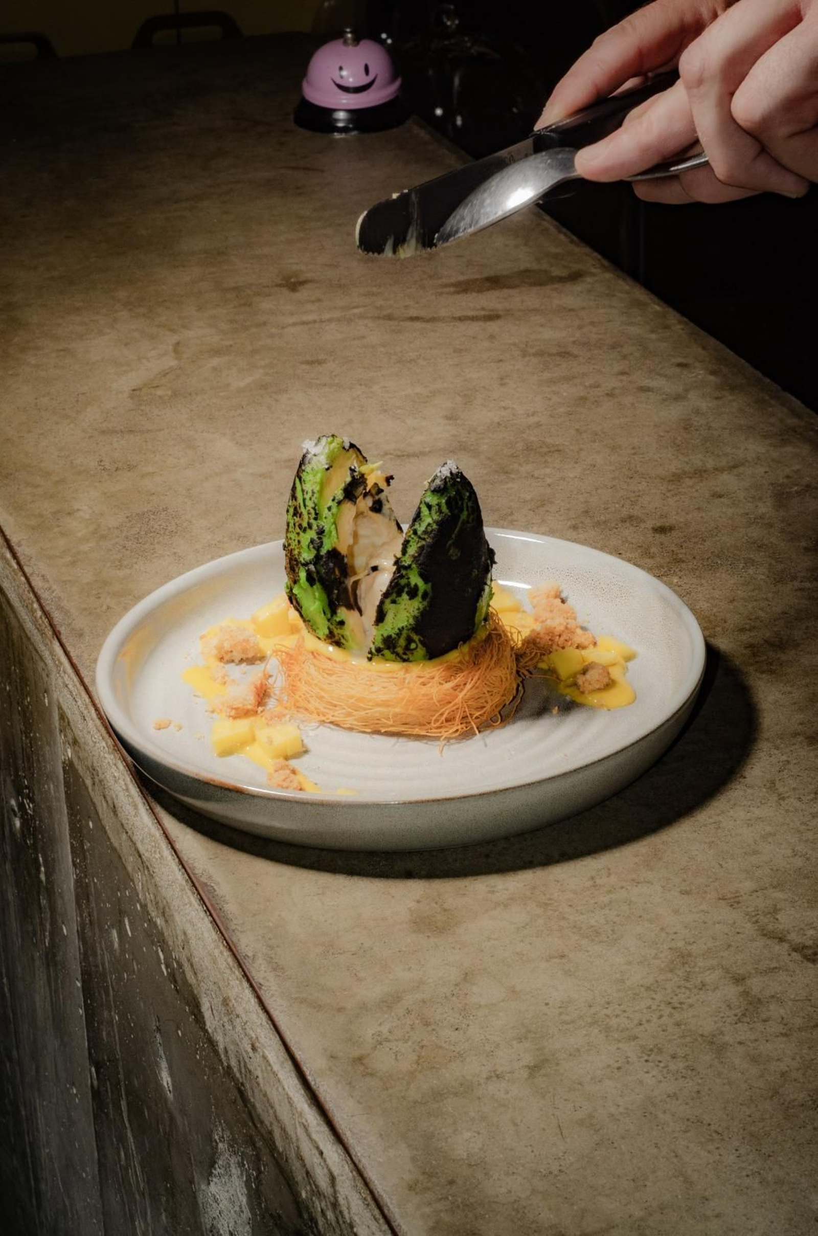 El aguacate a la brasa, un plato icónico de Anónimo.