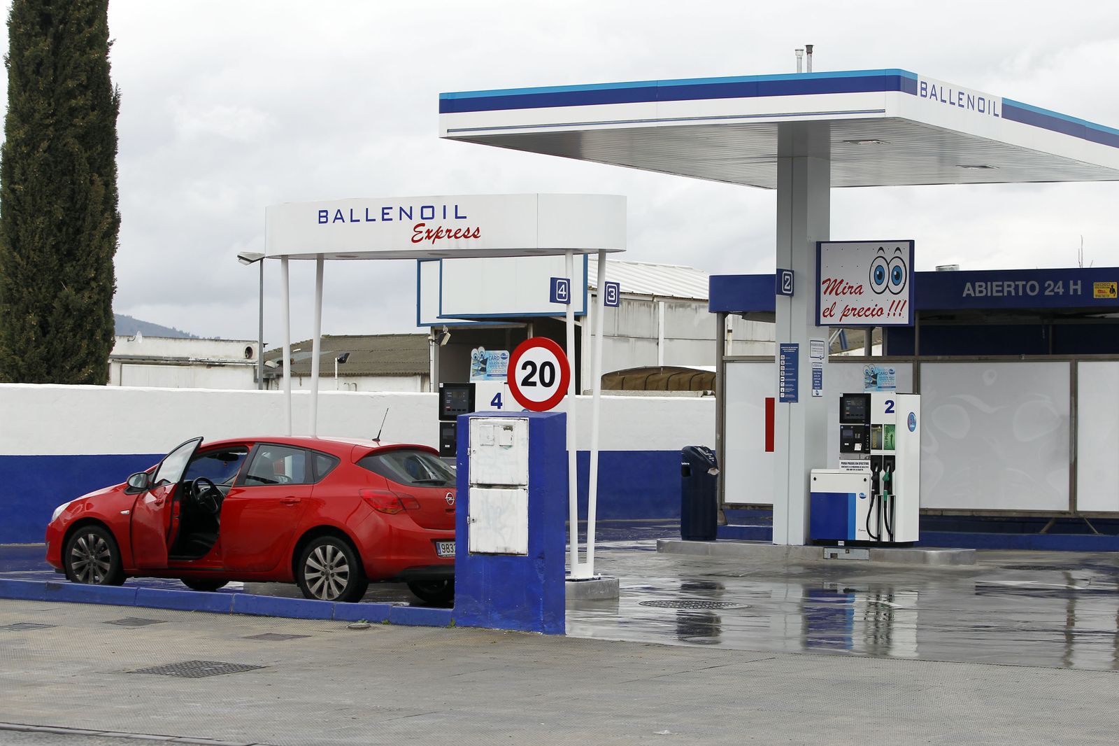 Una gasolinera automática de Ballenoil en Granada.
