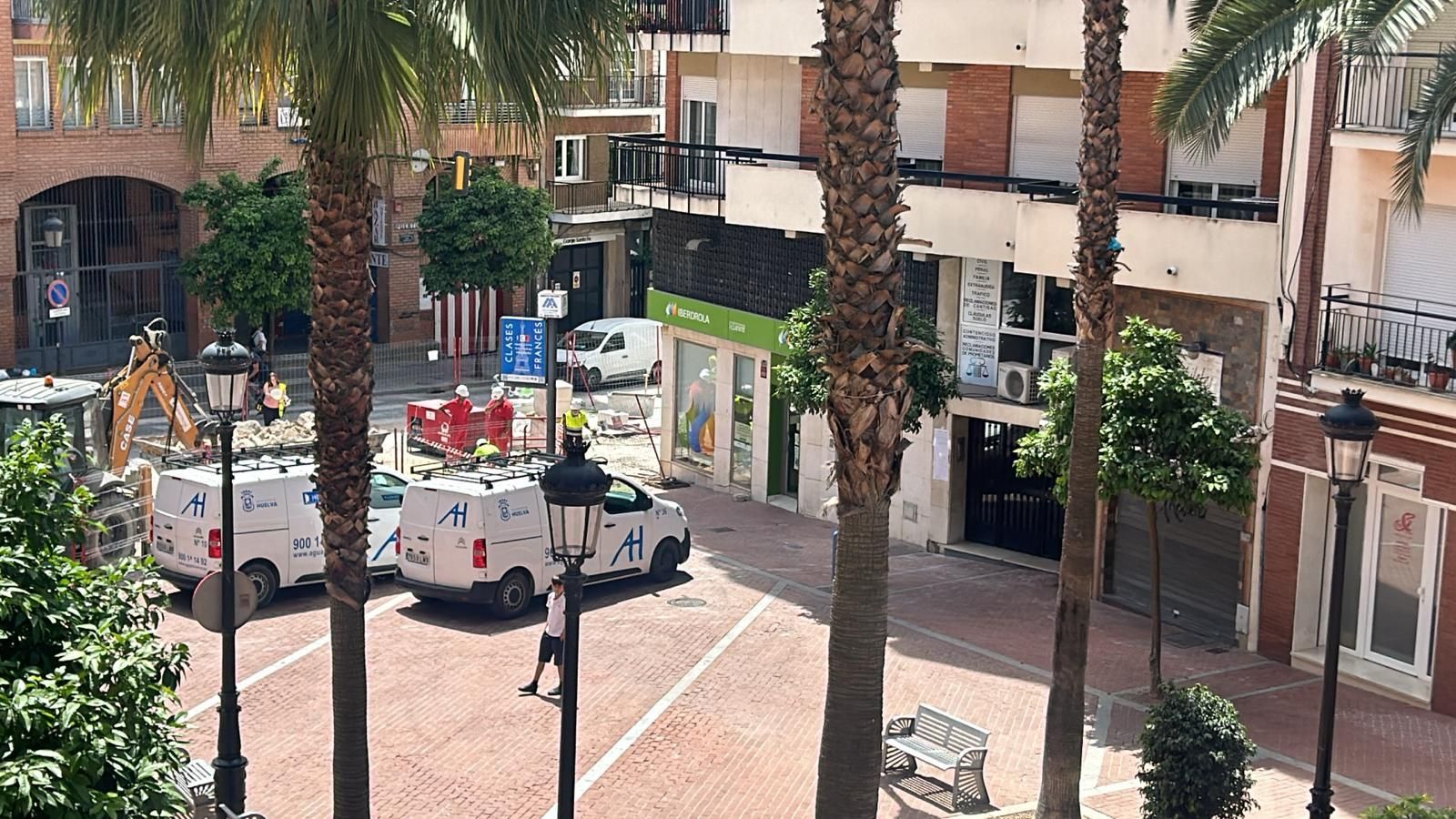 Dispositivos de Aguas Huelva arreglando la avería.