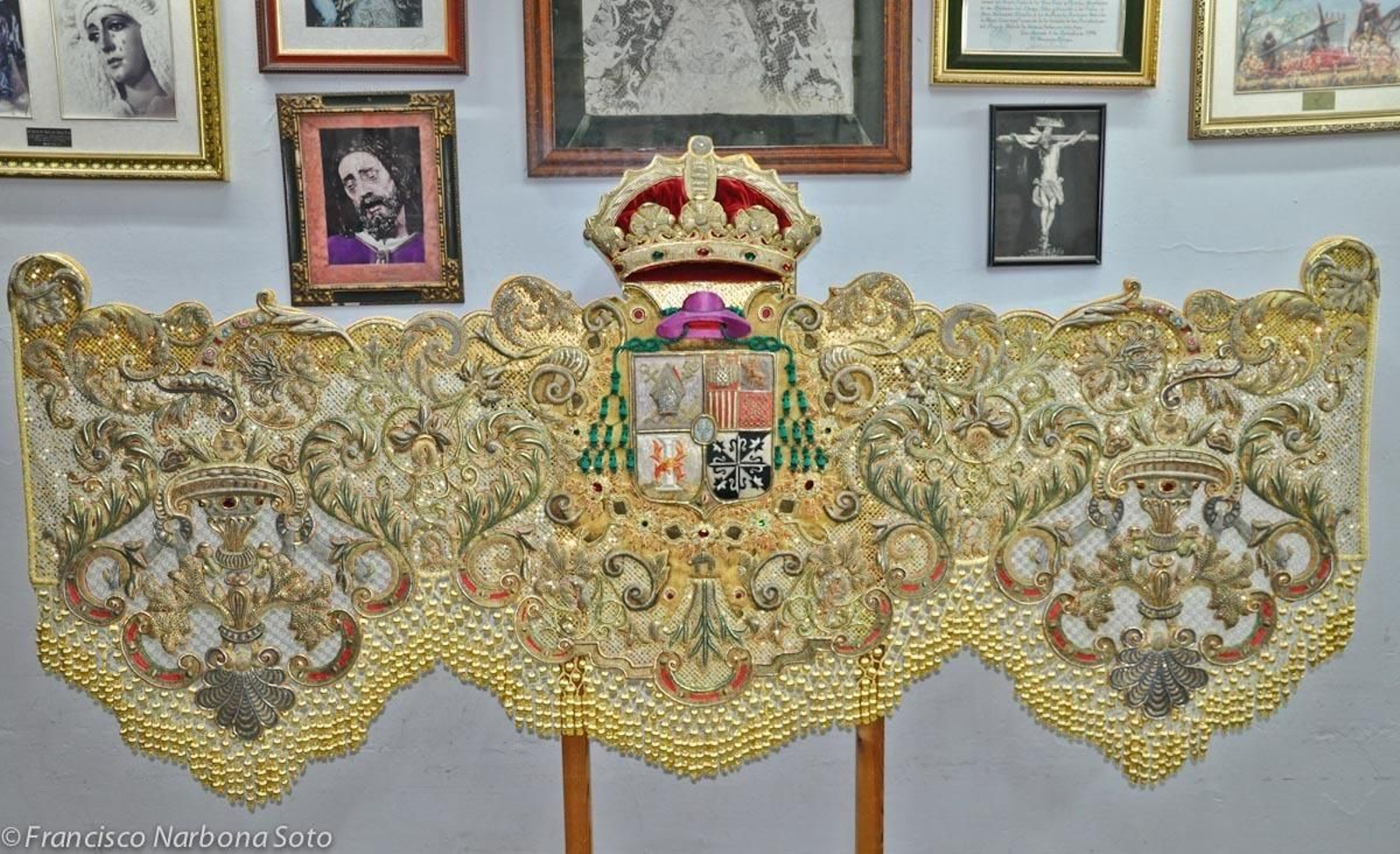 Una de las caídas del palio de la Macarena.