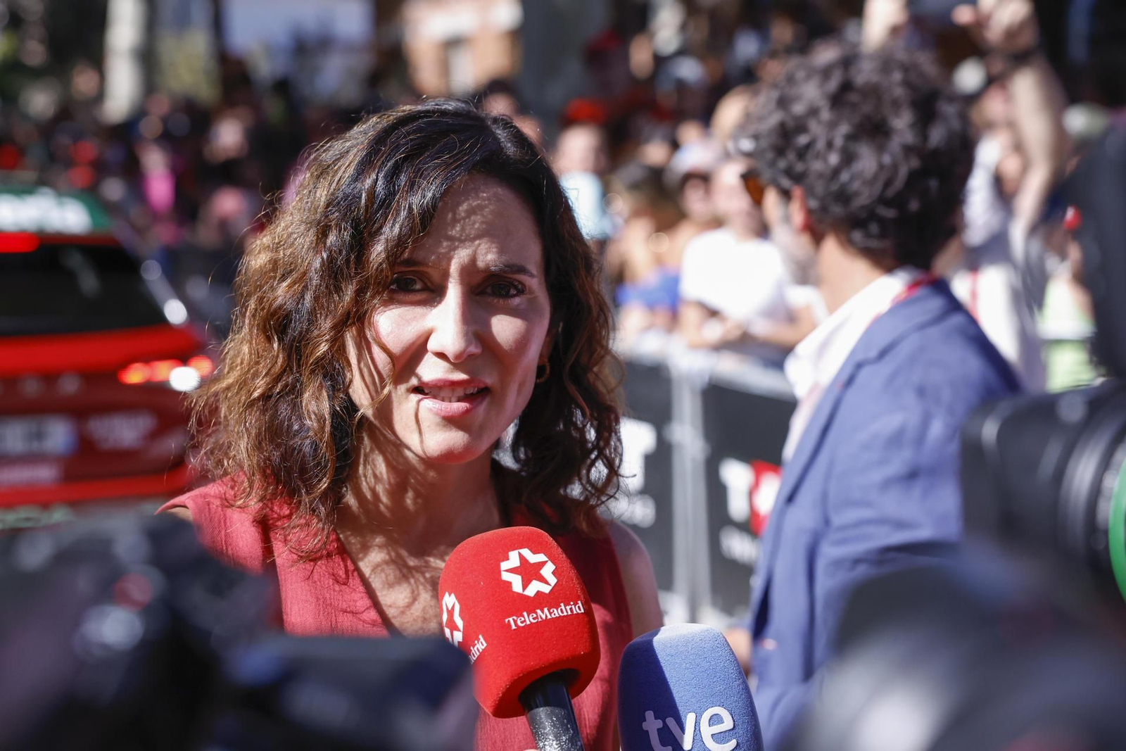 Ayuso reabre la guerra del aborto y provoca un choque entre Sánchez y Feijóo