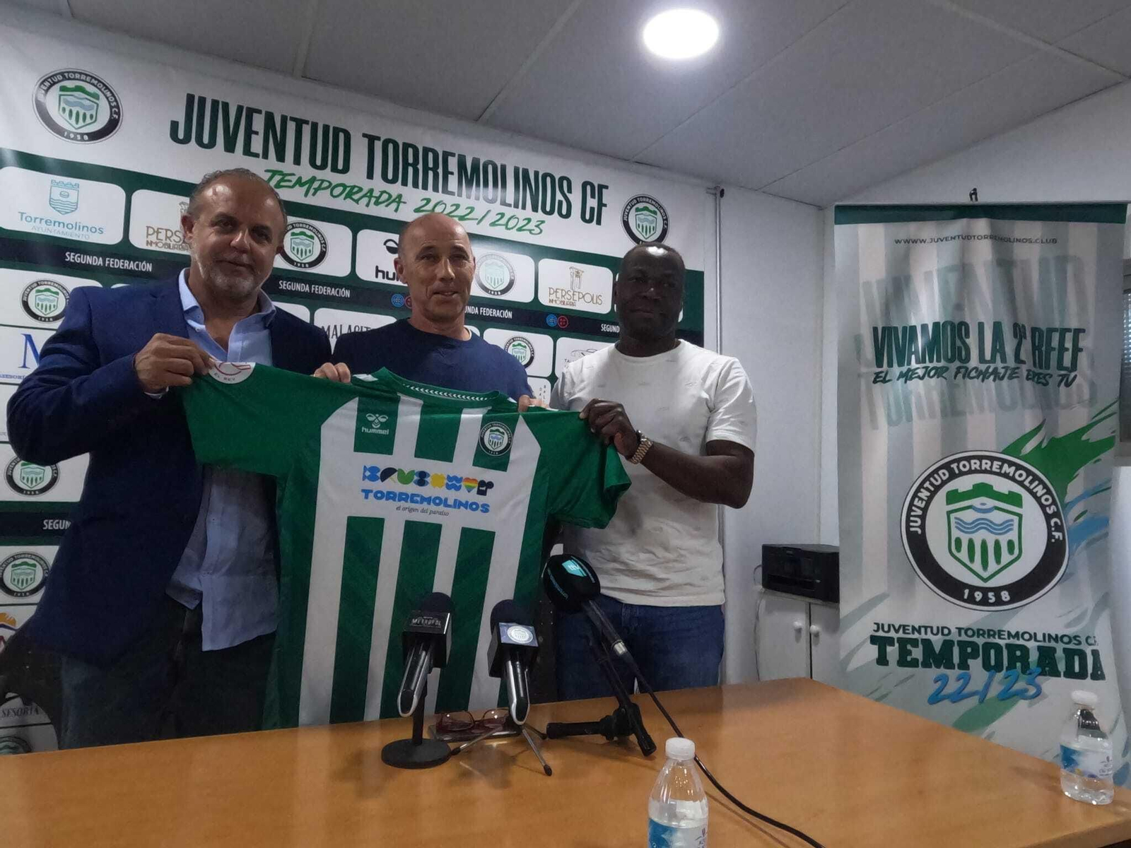 Antonio Calderón, en el centro, posando con la camiseta del Juventud de Torremolinos