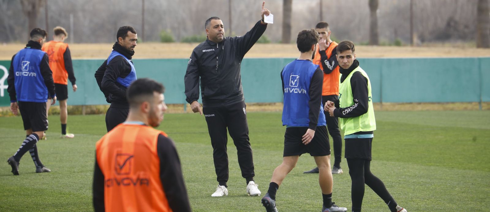 Germán Crespo da órdenes a sus jugadores durante un entrenamiento.