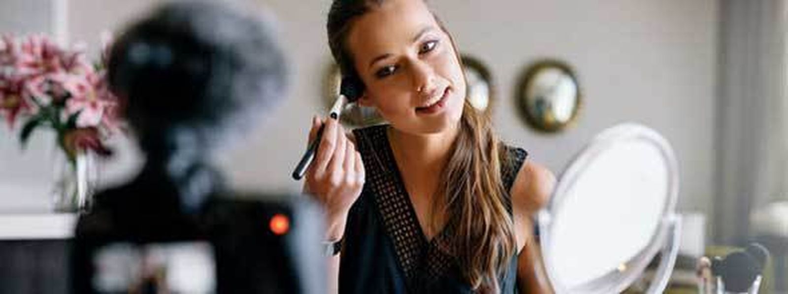Joven maquillándose. / M.G.