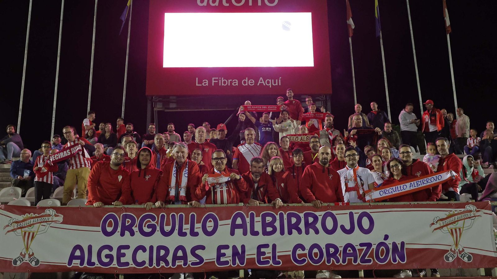 Aficionados del Algeciras, ante el Hércules.