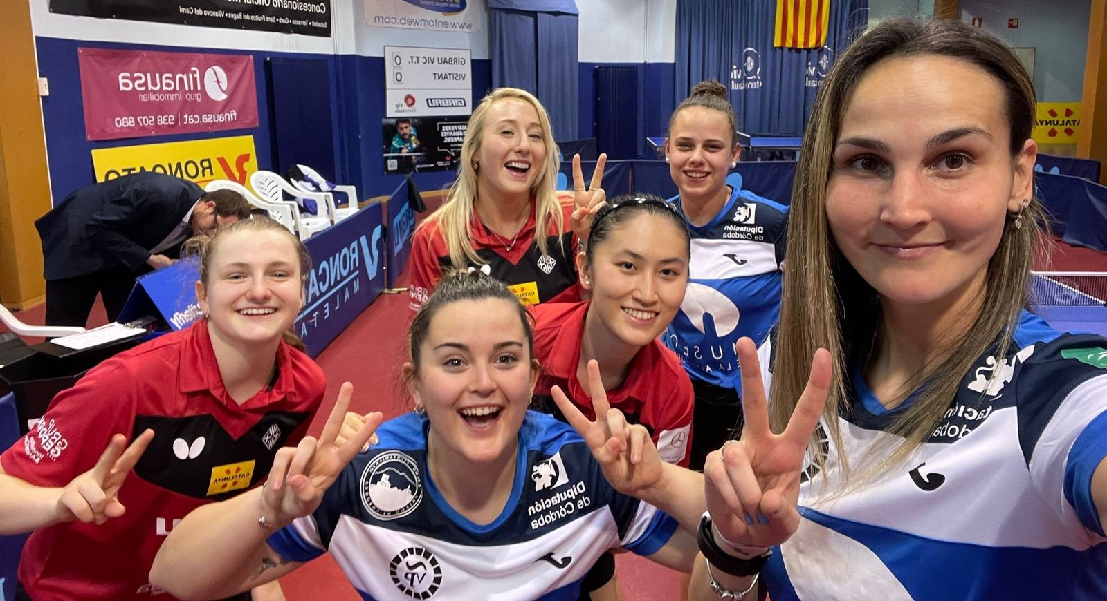 Las jugadoras del Museo de la Almendra Francisco Morales, junto a las del Vic.