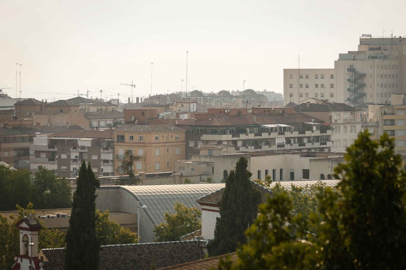 El humo de los incendios repartidos por el país cubre Granada: las imágenes