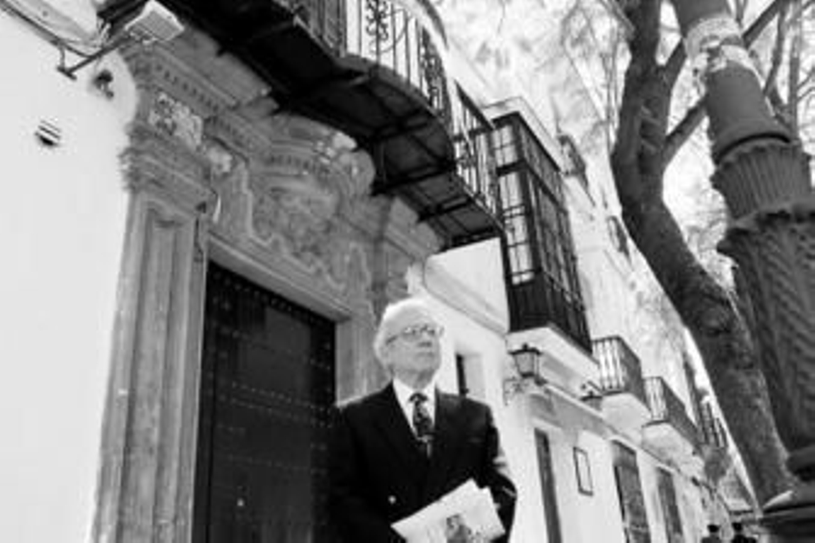 Antonio Sevilla en la calle Porvera número 40, donde vivió Francisco López de Roda Zuleta.