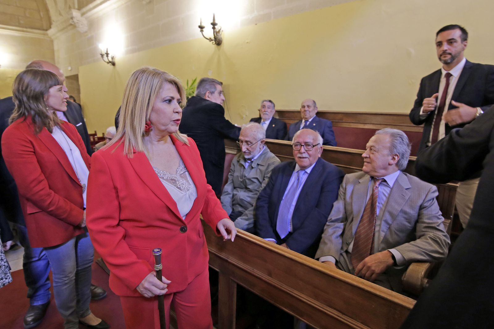 Mamen Sánchez pasa junto a Pacheco y Juan García, entre otros concejales de ayer y de hoy.