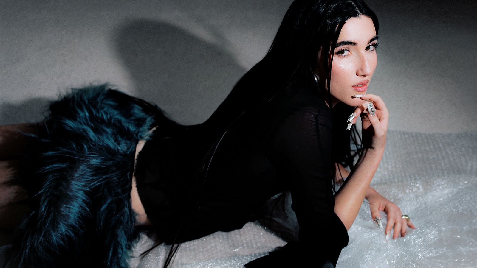 Judeline es hábil con el piano, la guitarra y el cuatro venezolano.