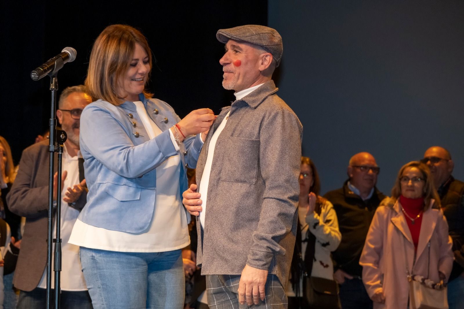 La alcaldesa, Elena Amaya, impone el Plumero de oro José Manuel Morales