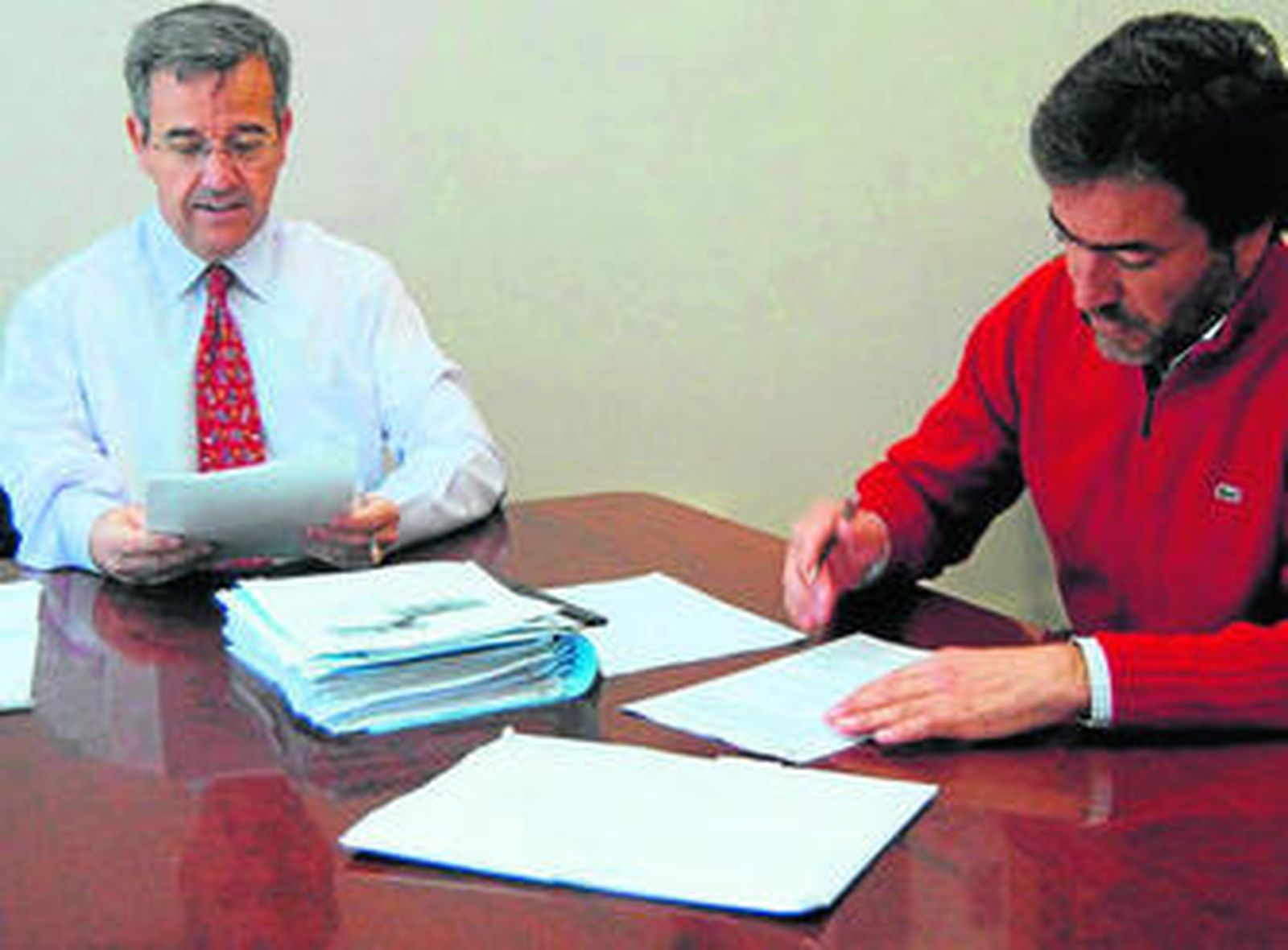 José María García Urbano, en la firma del convenio con el titular de la empresa concesionaria.