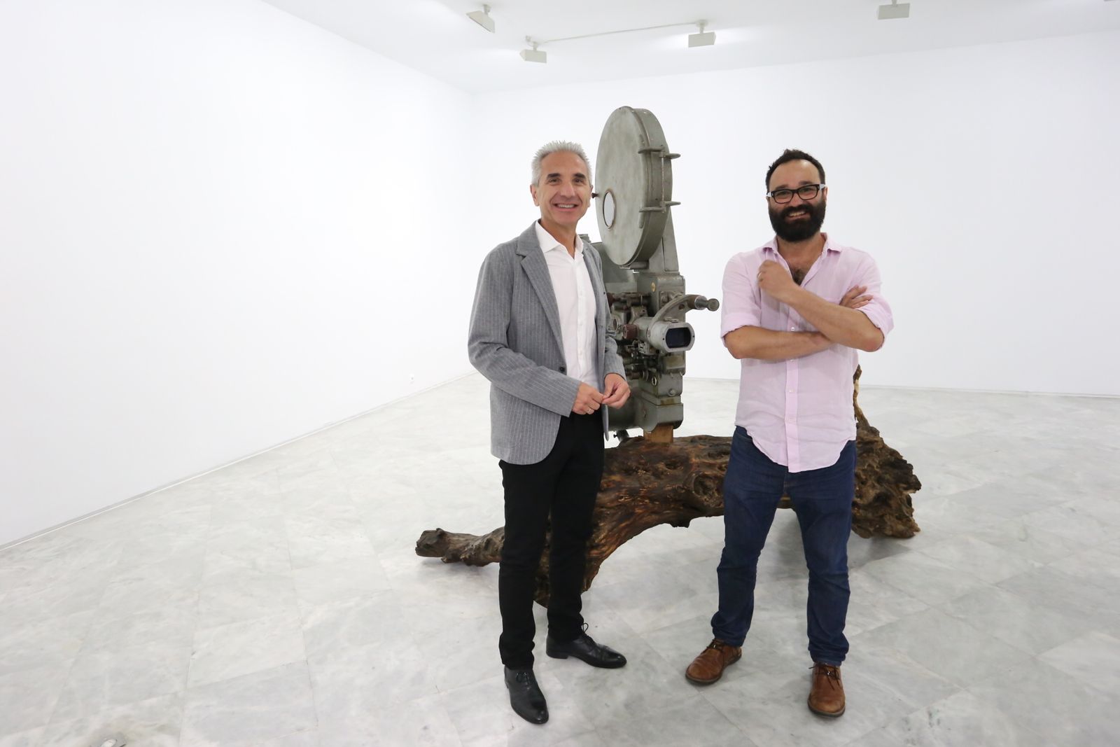 El escultor Jacobo Castellano, con el consejero de Cultura, en la exposición 'Riflepistolacañón'.