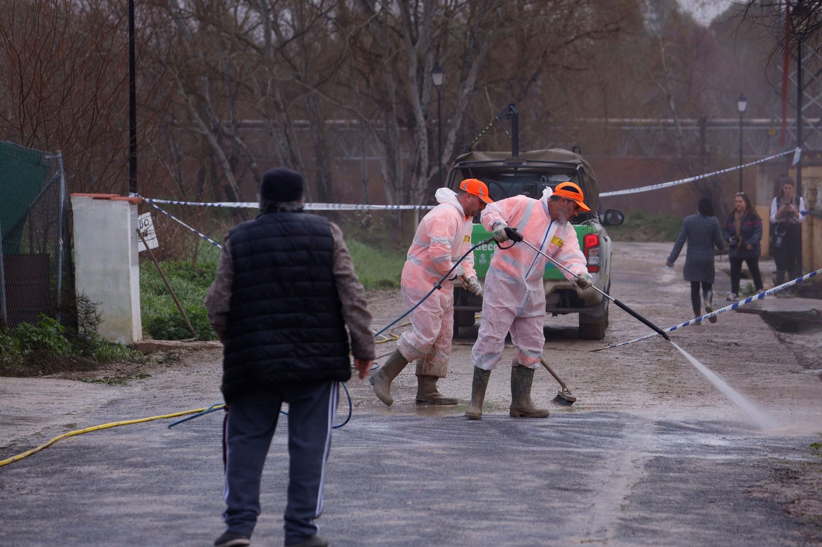 Limpieza en las parcelas de Córdoba tras el tren de tormentas