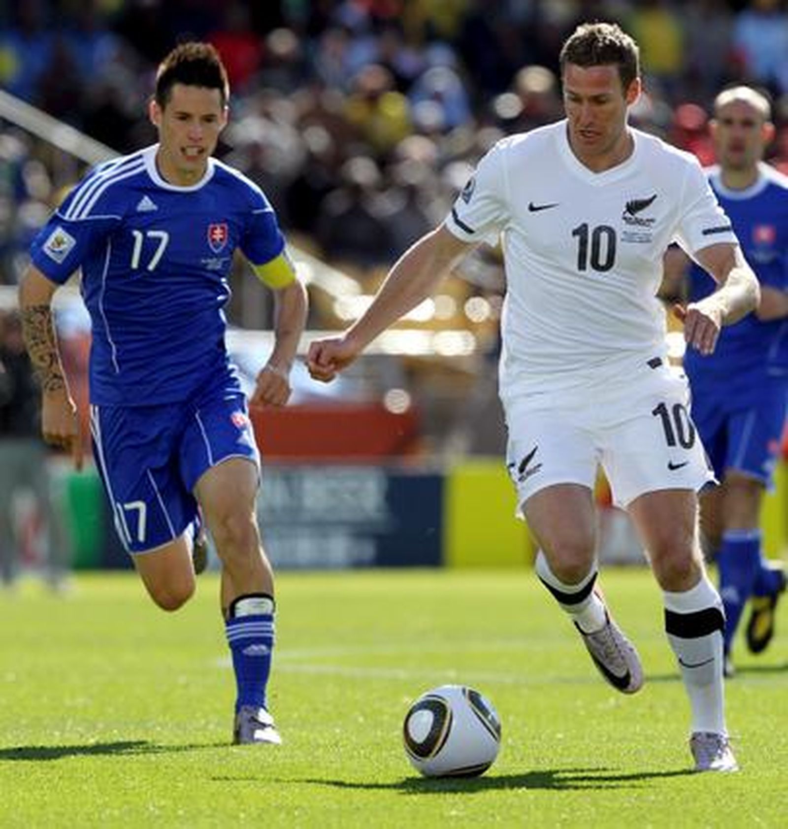 Chris Killen (d) conduce el balón perseguido por el eslovaco Marek Hamsik (i).

Foto: Efe