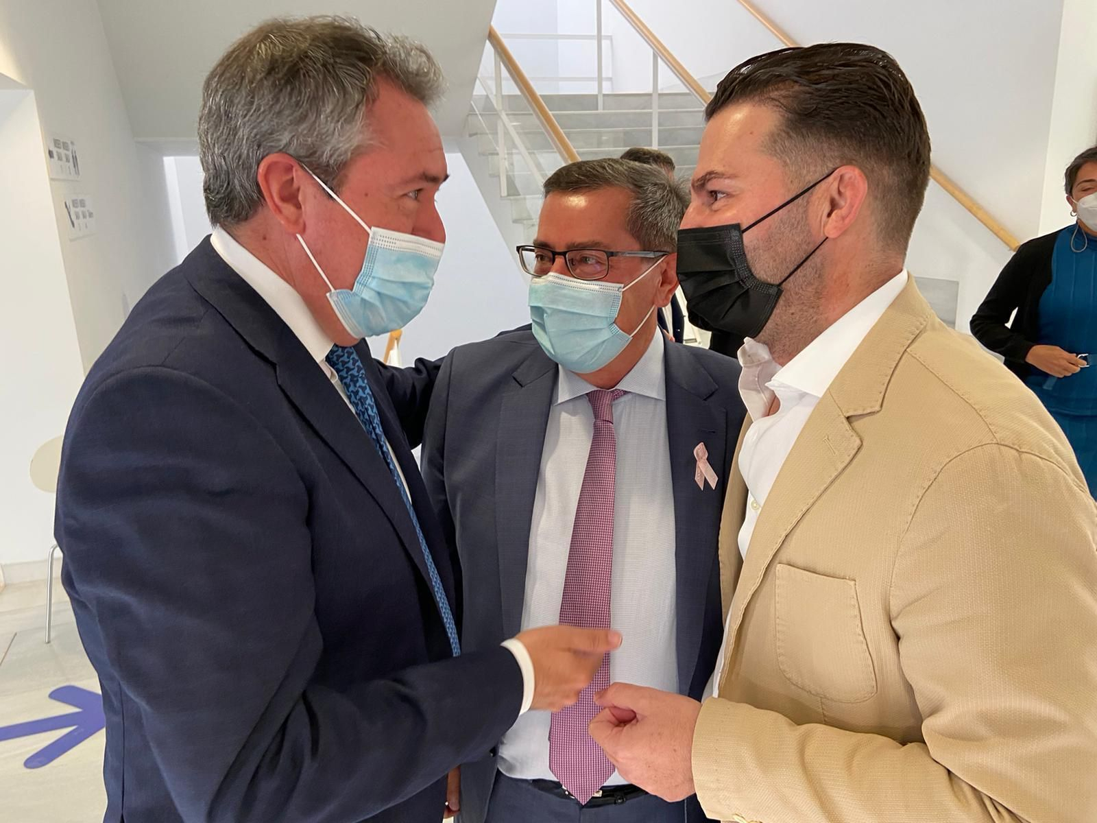 Juan Espadas saluda a Noel López en presencia de José Entrena.