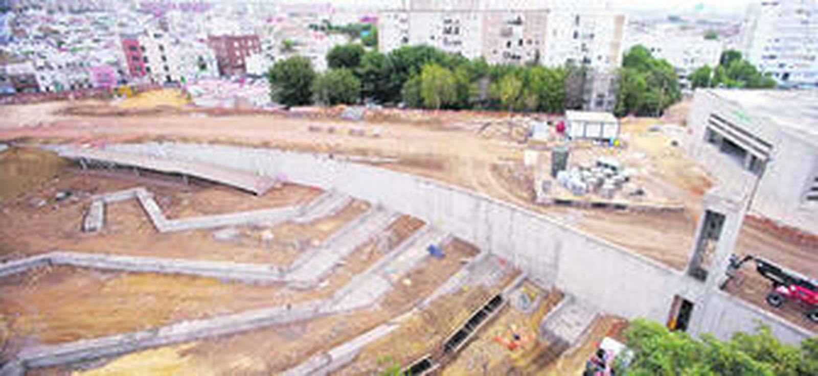 Estado de las obras que presentaba ayer el entorno de la estación Cocheras, junto a Su Eminencia.