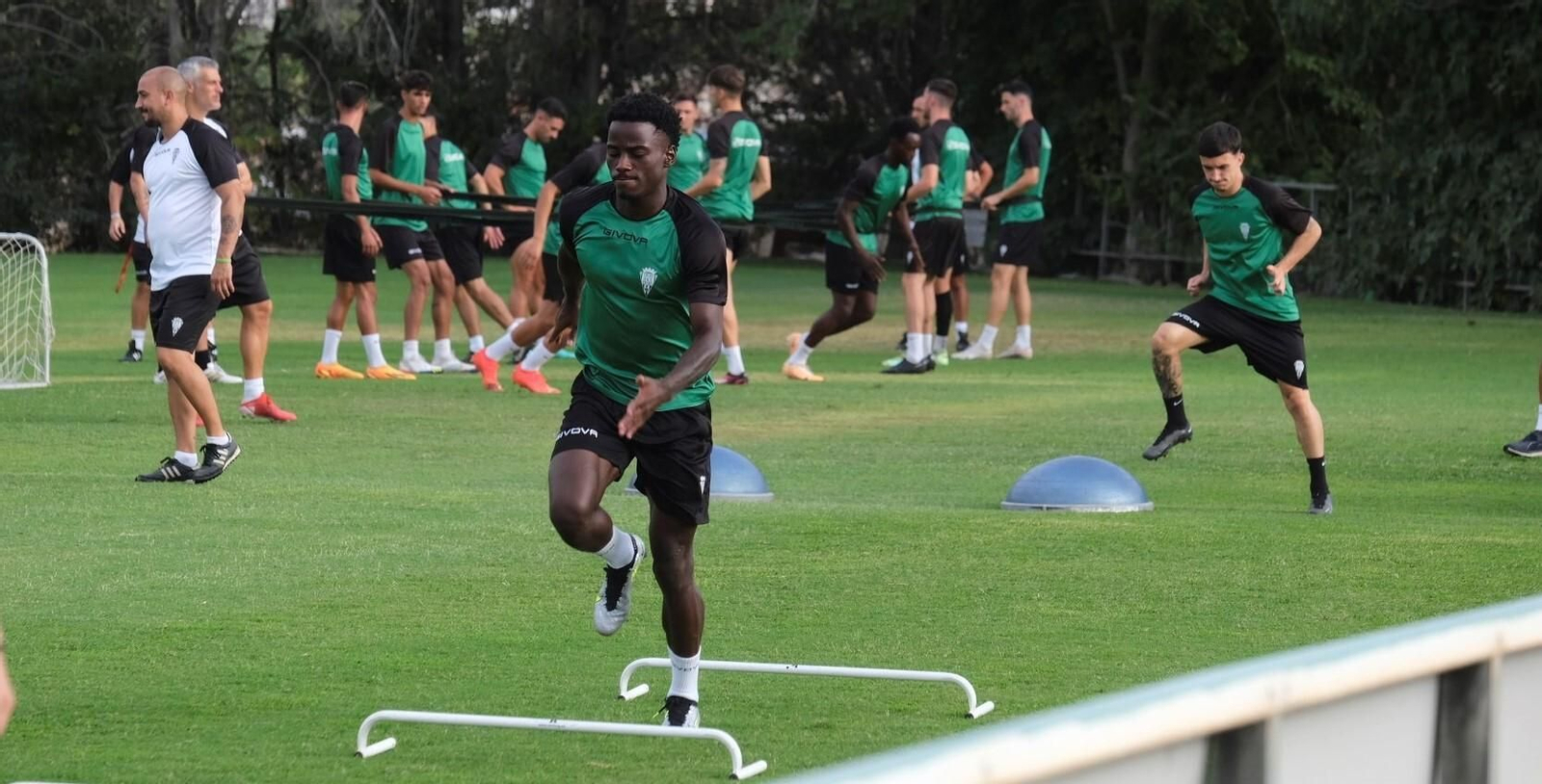 Adilson Mendes, jugador del Córdoba CF, supera un circuito físico en la Ciudad Deportiva.