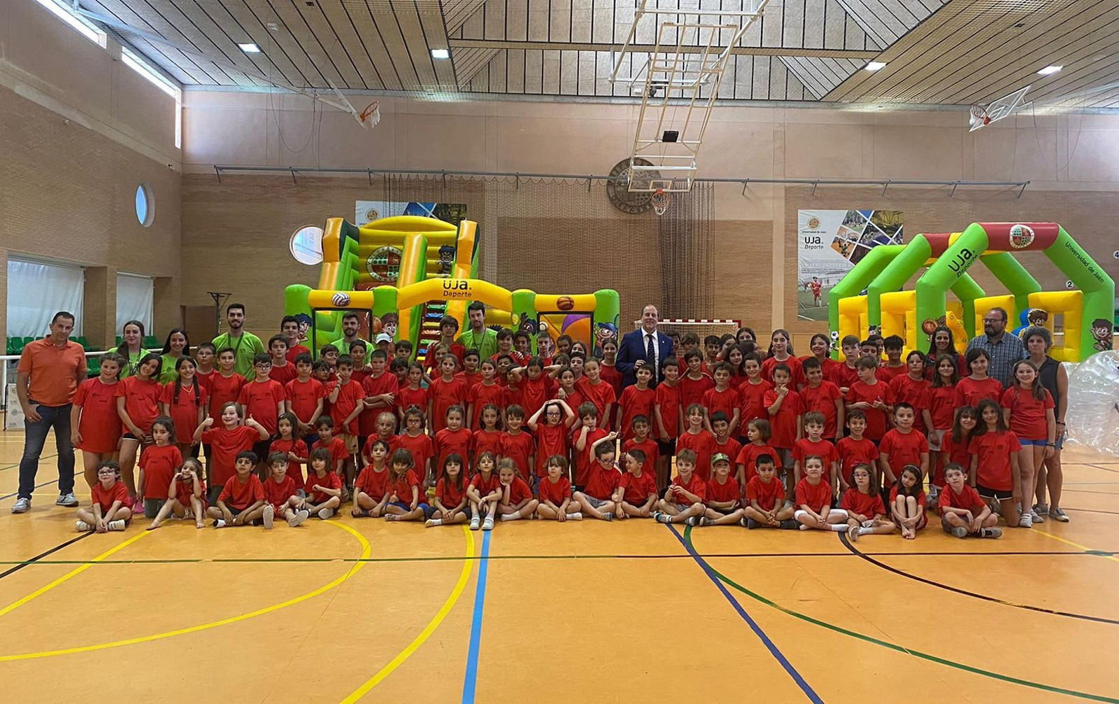 Foto de familia en la visita del Rector a las Escuelas Deportivas de la UJA.