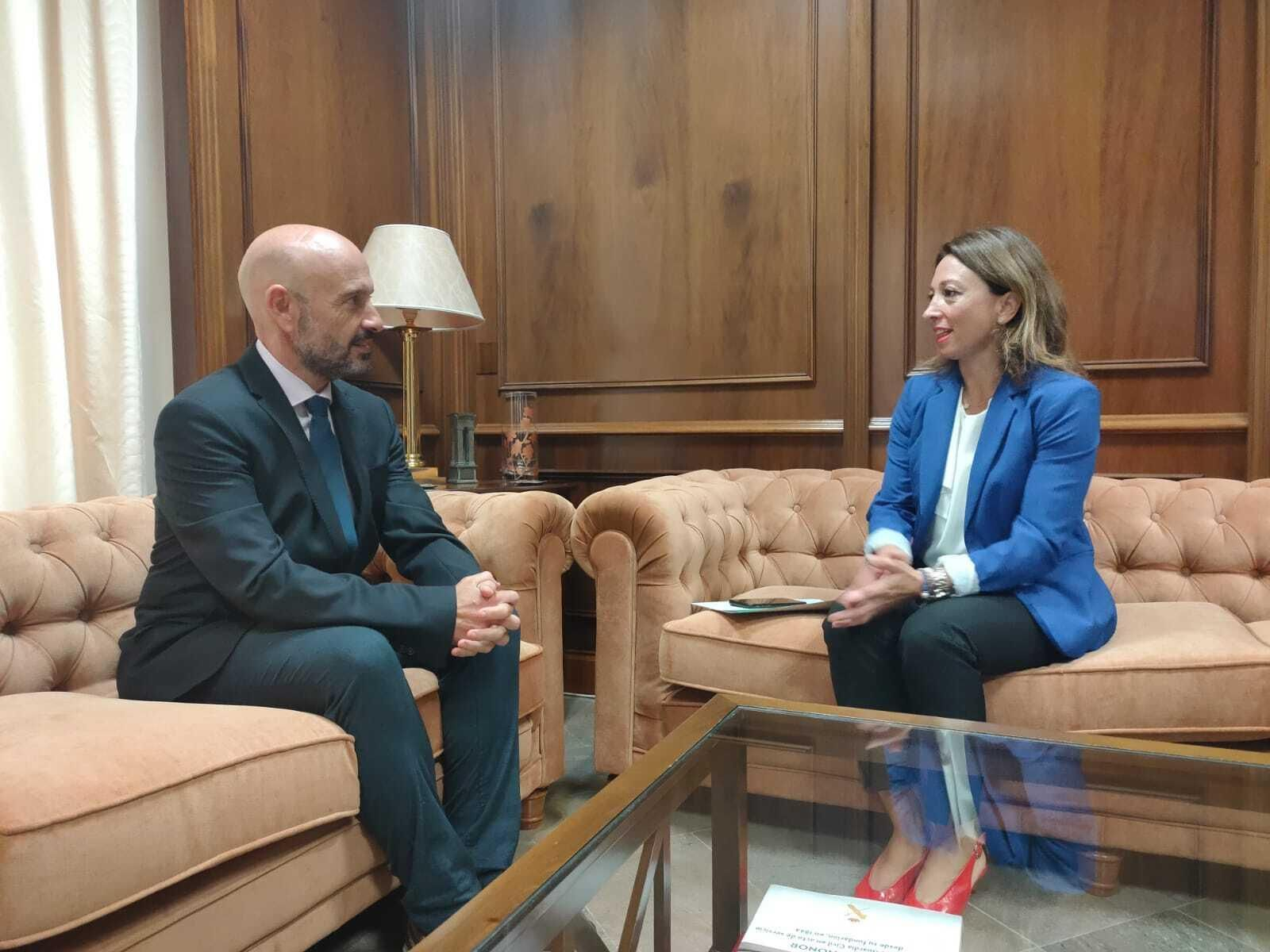 El subdelegado del Gobierno en Málaga y la delegada de la Junta.