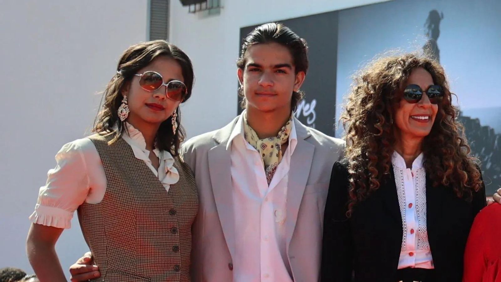 La artista Rosario Flores junto a sus hijos Lola Orellana y Pedro Antonio Lazaga.